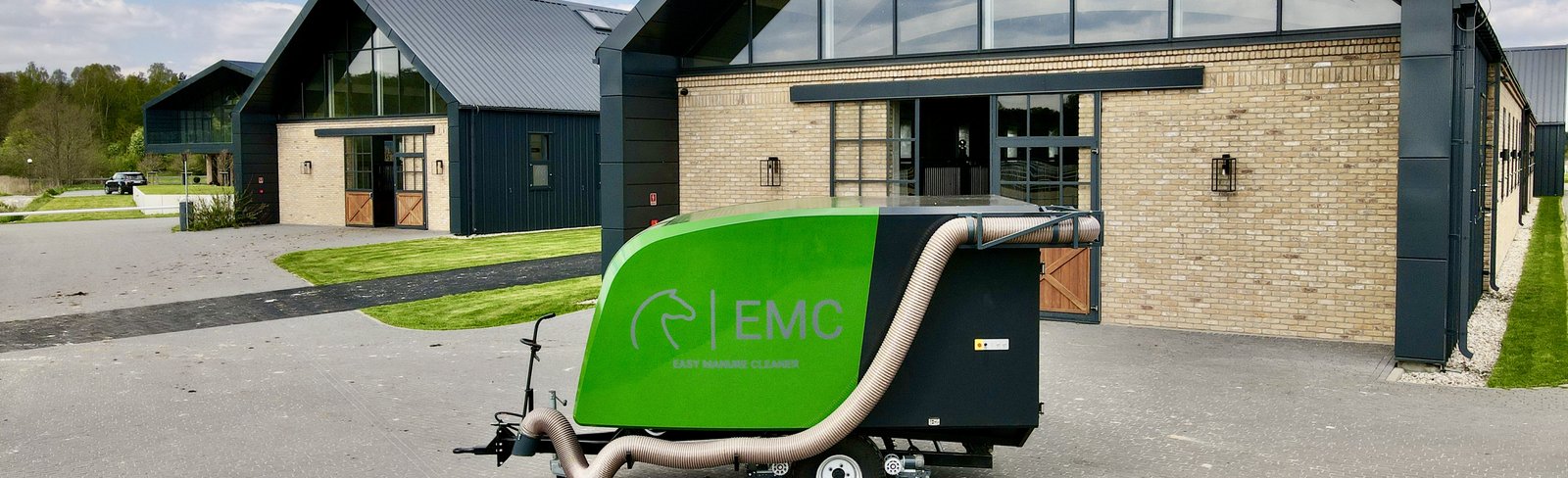 Easy Manure Cleaner ustawiony przed stajnią