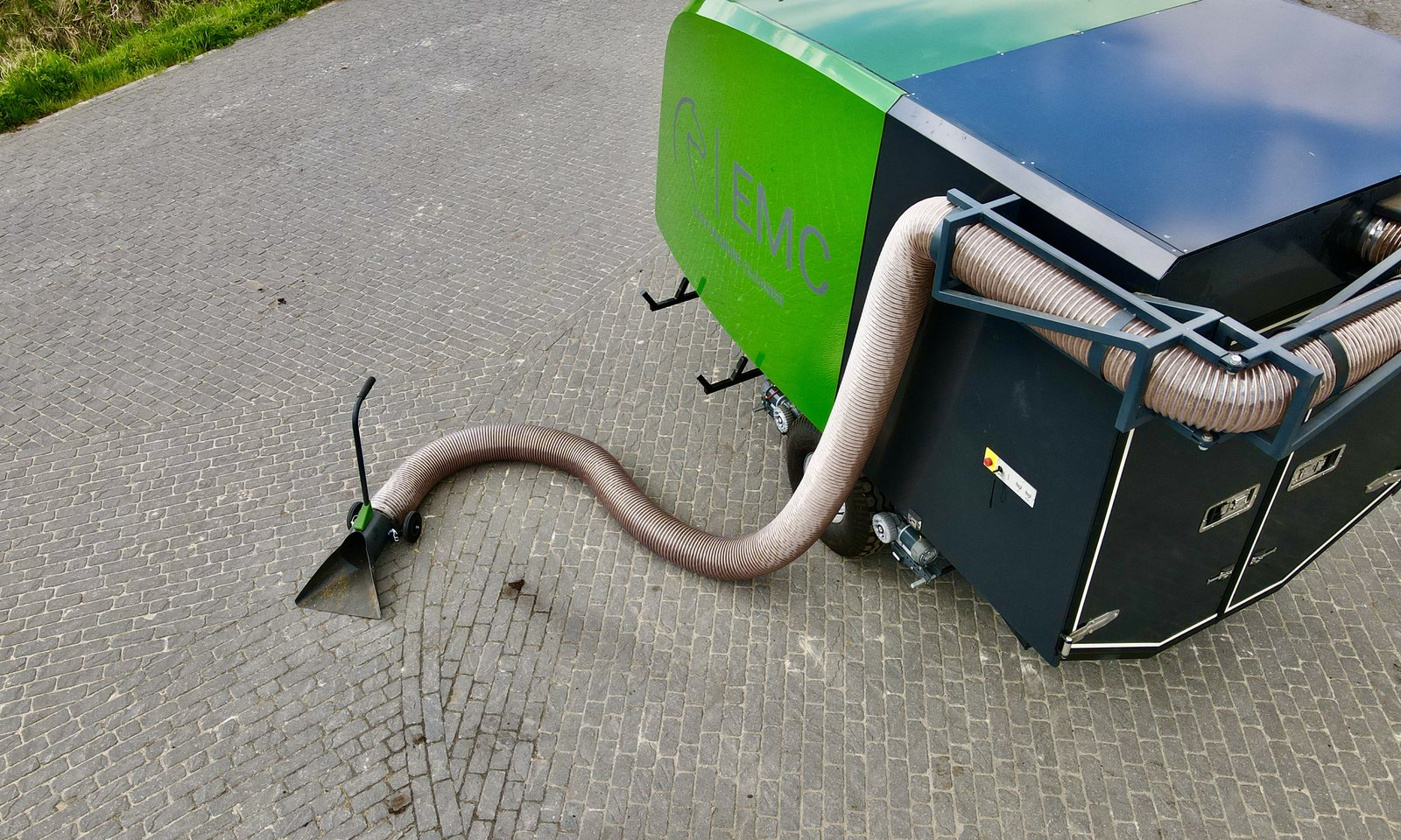 Wąż Easy Manure Cleaner rozłożony na całą długość z końcówką na kółkach
