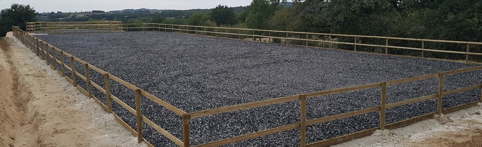 Gotowa arena z podłożem EquiTex, ogrodzona drewnianym płotem