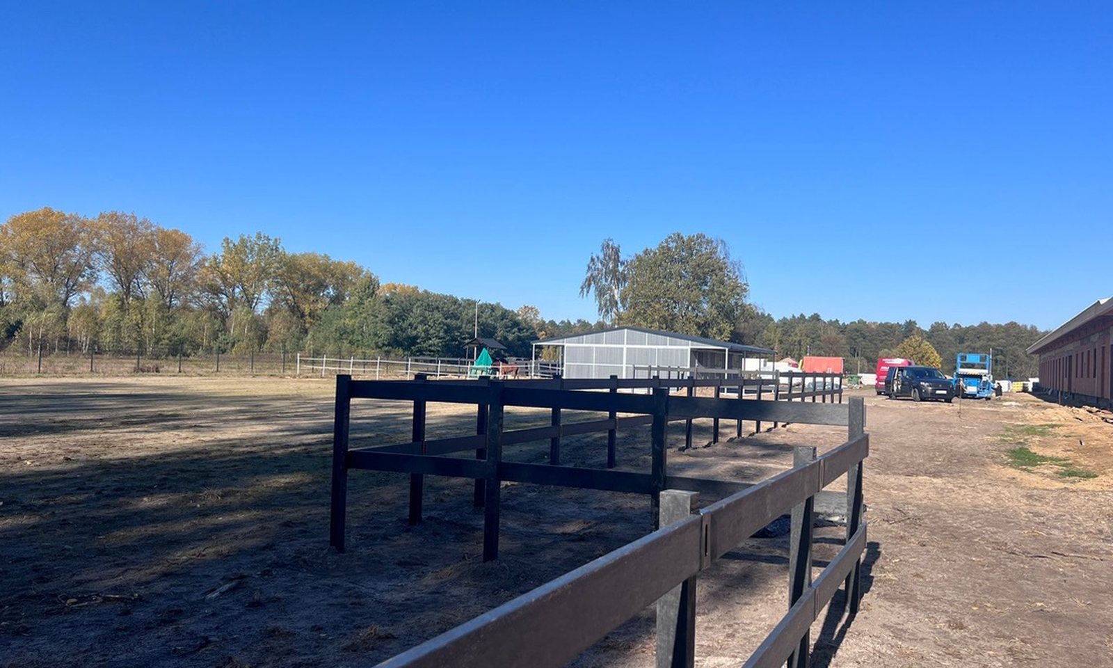 Narożnik padoku w ogrodzeniu farmerskim EcoFarm z widokiem na wiatę