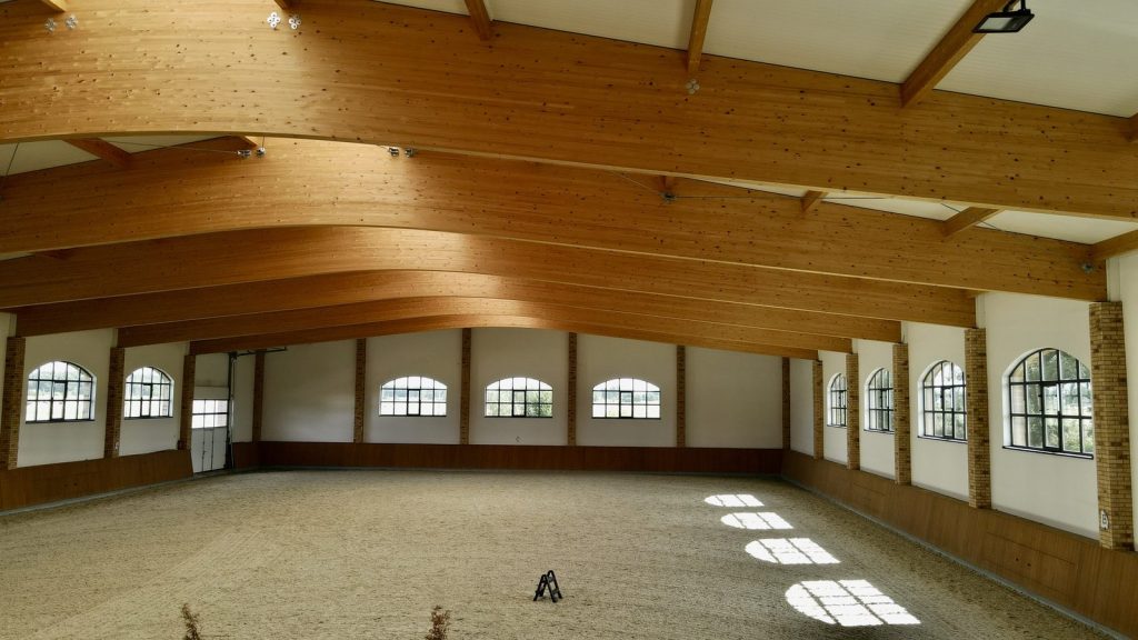 Strzelce Opolskie — wnętrze hali jeździeckiej
