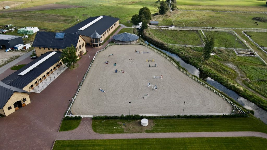 Strzelce Opolskie — kompleks stajni i ujeżdżalni z lotu ptaka