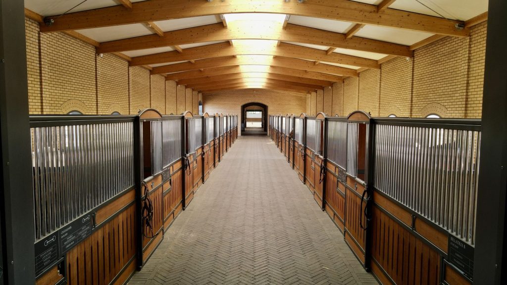 Strzelce Opolskie — korytarz stajenny z boksami