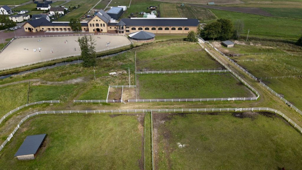 Strzelce Opolskie — ujeżdżalnia zewnętrzna i padoki